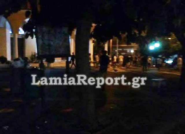 Λαμία: Έπεσε ξύλο κι άνοιξαν κεφάλια στην πλατεία