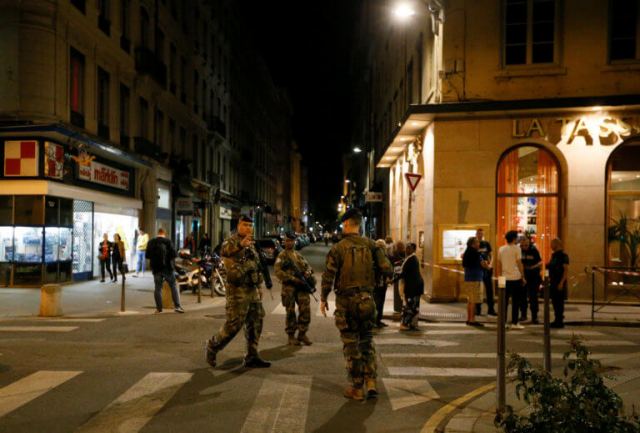 Στο κυνήγι του υπόπτου για την έκρηξη στη Λιόν η γαλλική αστυνομία - Στη δημοσιότητα δύο νέες φωτογραφίες