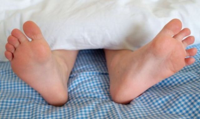 Ύπνος: Το “κόλπο” με τα πόδια σας για να κοιμηθείτε πιο εύκολα! [vid]