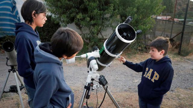 Χιλή: 10χρονος διδάσκει αστρονομία για να αγοράσει στολή αστροναύτη