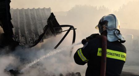 Πυρκαγιά σε εγκαταλελειμμένο εργοστάσιο στη Δροσιά Χαλκίδας