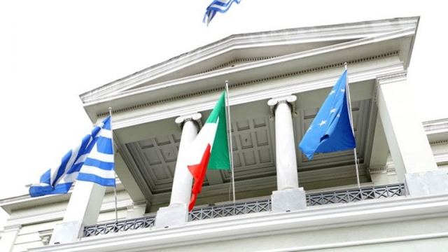 Κορωνοϊός: &quot;Είμαστε όλοι Ιταλοί&quot;- Βουλή και ΥΠΕΞ ύψωσαν την ιταλική σημαία σε ένδειξη αλληλεγγύης [εικόνες]