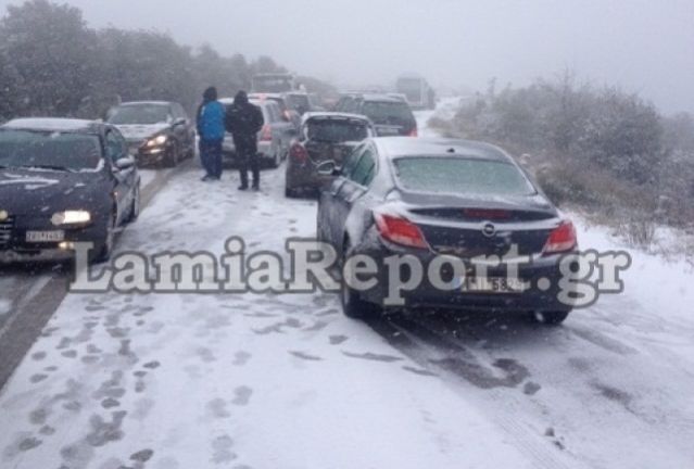 Η επέλαση του χιονιά - Άρχισαν τα προβλήματα μέσα και έξω από τη Λαμία - Μάχη για να κρατηθούν οι δρόμοι ανοιχτοί