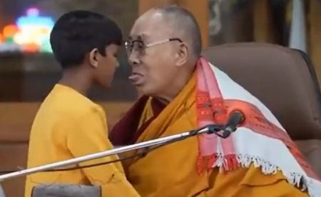 Κατακραυγή για τον Δαλάι Λάμα: Φιλά στο στόμα μικρό αγόρι και ζητά να του «ρουφήξει τη γλώσσα» του