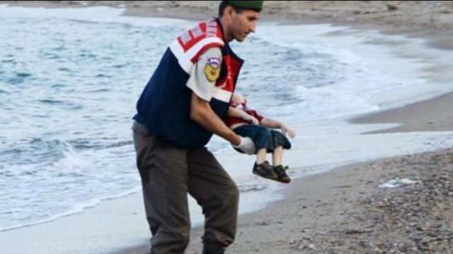 Εικόνες που συγκλονίζουν: Το νεκρό προσφυγόπουλο που ξέβρασε η θάλασσα