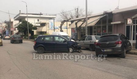 Λαμία: Μετωπική σύγκρουση οχημάτων στη Λεωφόρο Καλυβίων