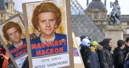 Παραλύει η Γαλλία λόγω απεργιών για το συνταξιοδοτικό - Στους δρόμους αφίσες με τον Μακρόν ως Θάτσερ