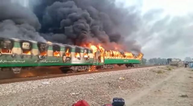 Φλεγόμενο τρένο σκόρπισε το θάνατο στο Πακιστάν - Δεκάδες νεκροί