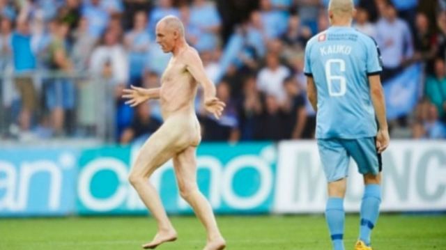 Γυμνός πρωταθλητής Ευρώπης διέκοψε ποδοσφαιρικό αγώνα! [pics, vid]