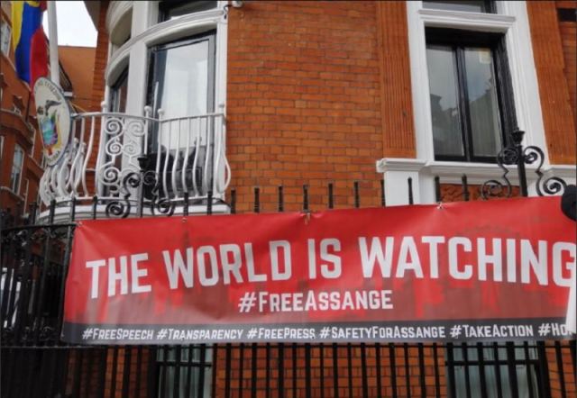 Διαδήλωση υπέρ του Ασάνζ στην πρεσβεία του Εκουαδόρ στο Λονδίνο