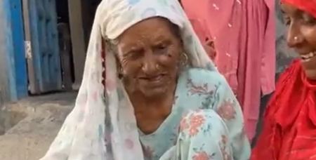 Μια Ινδή πήγε για πρώτη φορά σχολείο στα 92 της χρόνια: Έμαθε πλέον γραφή και ανάγνωση (ΒΙΝΤΕΟ)
