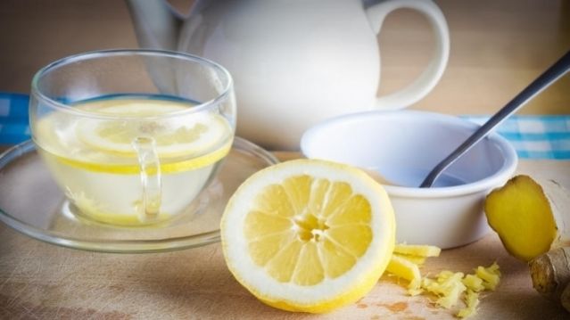 Έξι λόγοι για να πίνετε ζεστό νερό με λεμόνι κάθε πρωί