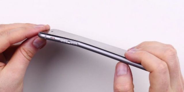 Λύγισε το iPhone 6 plus με τα χέρια του (VIDEO)