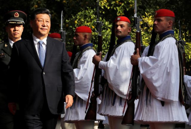 Ο Πρόεδρος της Κίνας Σι Τζινπίνγκ στην Αθήνα – Εντυπωσίασαν οι εύζωνες [pics]