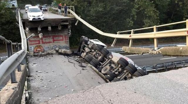 Κατέρρευσε γέφυρα - Φορτηγό συνέθλιψε αυτοκίνητα (ΦΩΤΟ)