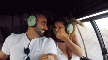 Η εντυπωσιακή πρόταση γάμου στη Σαντορίνη πάνω σε ελικόπτερο - Τσίριζε από τη χαρά της η νύφη (ΒΙΝΤΕΟ)