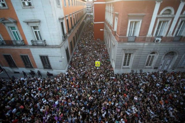 Ισπανία: Σάλος για την απαλλαγή 5 ανδρών από την κατηγορία του ομαδικού βιασμού – Μαζικές διαδηλώσεις [pics]
