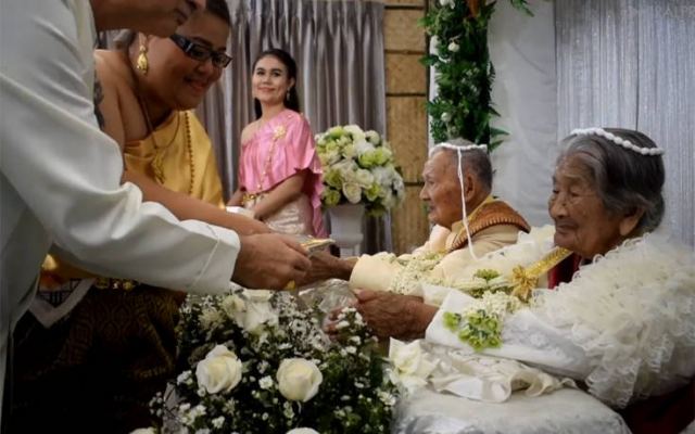Είναι 100 χρονών και παντρεύτηκε μόλις την καλή του, 96 ετών