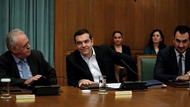 Τσίπρας στο υπουργικό: Προχωράμε στην αύξηση του κατώτατου μισθού στα 650€