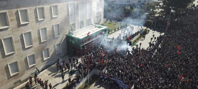 Χάος στα Τίρανα: Σοβαρά επεισόδια σε διαδήλωση -Πολιορκία στο κτίριο της κυβέρνησης [βίντεο]