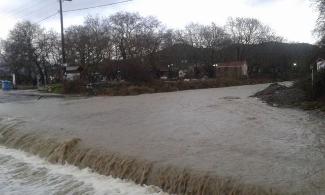 Τα ρέματα κατέβασαν νερά και πλημμύρισαν σπίτια