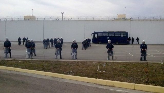 Αντιεξουσιαστές και αστυνομικοί αντιμέτωποι έξω από τις φυλακές Δομοκού