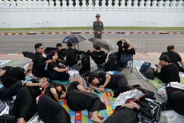 Ταϊλάνδη: Κηδεύουν το Βασιλιά τους ένα χρόνο μετά – Κοιμούνται στους δρόμους και κλαίνε [pics]