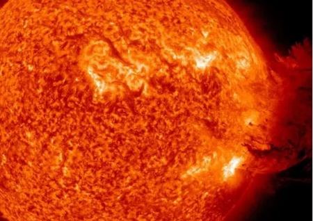 Δείτε τη χθεσινή έκρηξη στον Ήλιο που είναι η μεγαλύτερη από το 2017 (ΒΙΝΤΕΟ)