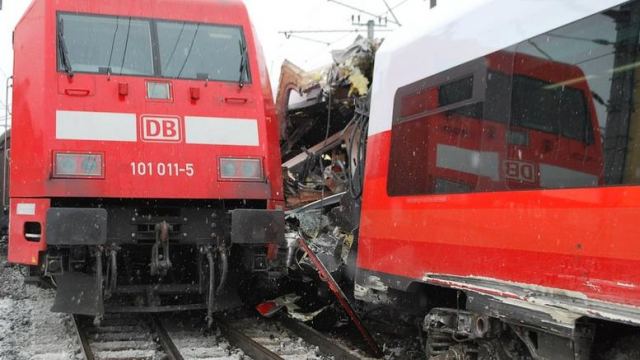 Σφοδρή σύγκρουση τρένου με λεωφορείο στην Αυστρία