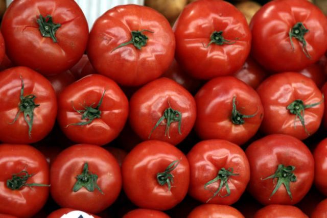 Μούχλα και σαπίλα! Κατασχέθηκαν 2,3 τόνοι ακατάλληλες ντομάτες στον Πειραιά