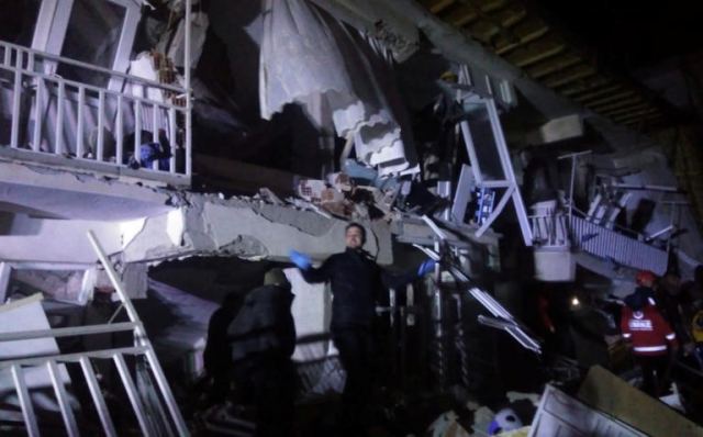 Σεισμός Τουρκία: Τουλάχιστον 4 νεκροί! Δίνουν μάχη τα σωστικά συνεργεία [video]