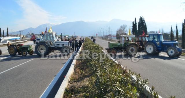 Μπλόκα αγροτών: Άνοιξε και πάλι η εθνική οδός έξω από τη Λαμία