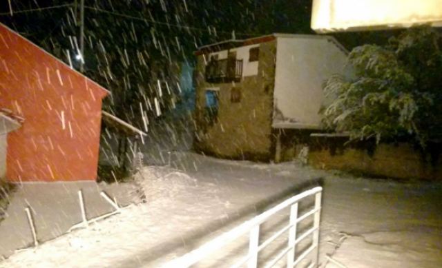 Πάσχα με χιόνια! Στα λευκά η Σαμαρίνα - Δείτε ΦΩΤΟ