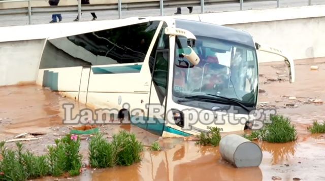 ΒΙΝΤΕΟ: Λεωφορείο παρασύρεται μόλις βγήκε και ο τελευταίος επιβάτης