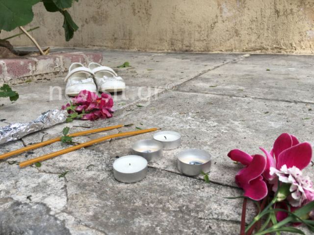 Ένα ζευγάρι λευκά παιδικά παπούτσια και λίγα λουλούδια στο σημείο της τραγωδίας – Οι εικόνες που ραγίζουν καρδιές