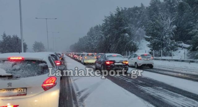 Έκλεισε η εθνική οδός Αθηνών - Λαμίας λόγω χιονιά