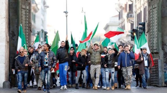 Ιταλία: Σπρέι πιπεριού και αντλίες νερού κατά των διαδηλωτών