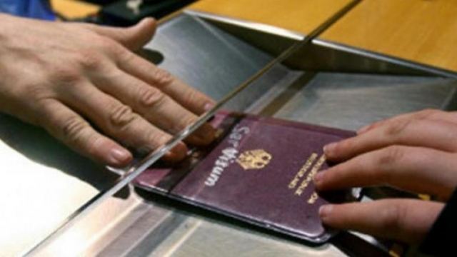 Αστυνομικοί πωλούσαν διαβατήρια σε κακοποιούς έως και 40.000 ευρώ