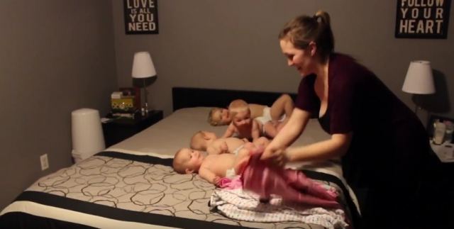 Το ΒΙΝΤΕΟ που έχει ξεπεράσει τα 60 εκατ. views - Η μητέρα ντύνει τα τέσσερα μωρά της!