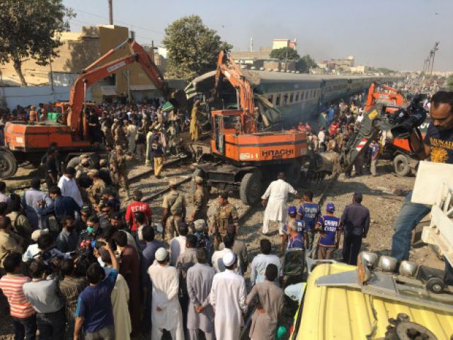 Σιδηροδρομική τραγωδία με 21 νεκρούς στο Πακιστάν [pics, vids]