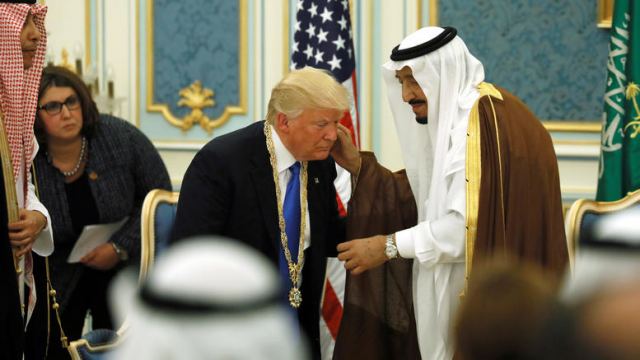 Ο Τραμπ στη Σ. Αραβία: Η υπόκλιση και το deal των 380 δισ. δολαρίων