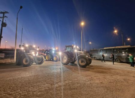Μπλόκο της ΕΛΑΣ στους αγρότες που προσπάθησαν να βγουν με τρακτέρ στην εθνική οδό Αθηνών – Θεσσαλονίκης