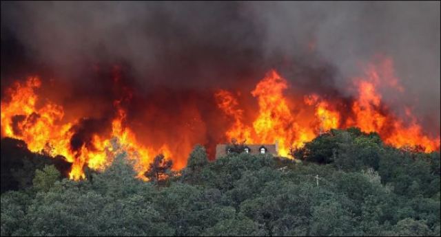 Στο έλεος πυρκαγιών η Καλιφόρνια – Νεκρός ένας πυροσβέστης