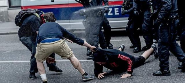 Άγρια επεισόδια εθνικιστών- αντιφασιστών στη Βιέννη -Τραυματίστηκαν 13 άτομα (φώτο)