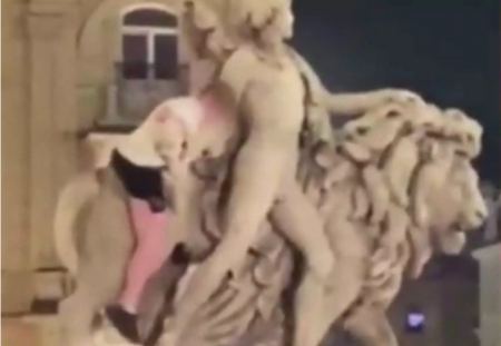 Βρυξέλλες: Ιρλανδός έσπασε άγαλμα που είχε μόλις αποκατασταθεί – Δείτε τη στιγμή της καταστροφής