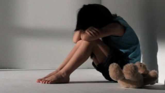 Φρίκη: Μάνα και πατριός βίαζαν και βασάνιζαν τα παιδιά τους
