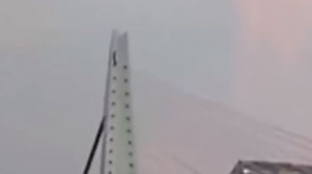 Βίντεο: Έπεσε στο κενό από 139 μέτρα επειδή προσπάθησε να κάνει σκέιτ σε καλώδιο γέφυρας