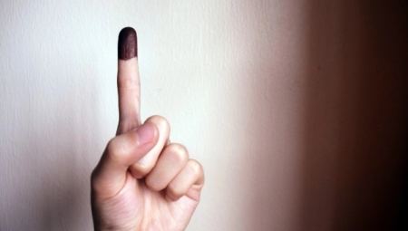 Μελάνι στο δάχτυλο: H περίεργη μέθοδος που χρησιμοποιούν πολλές χώρες στην εκλογική διαδικασία