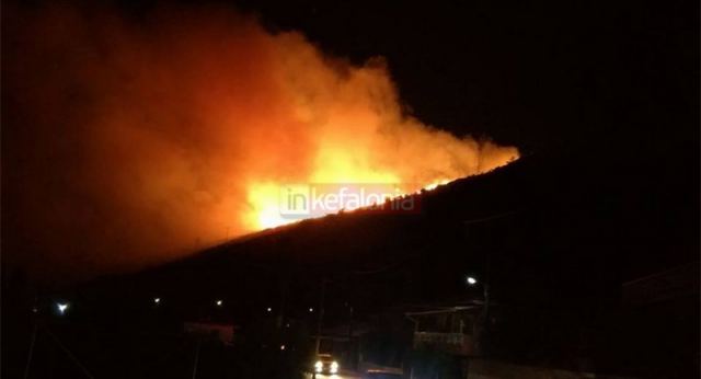 Μεγάλη πυρκαγιά στην Κεφαλονιά - Εκκενώνονται σπίτια