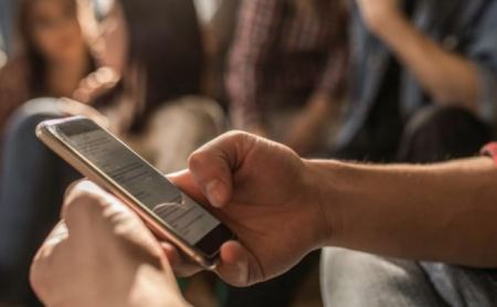 Σχολείο στις ΗΠΑ απαγόρευσε τα κινητά τηλέφωνα και τα αποτελέσματα για μαθητές και καθηγητές εντυπωσιάζουν